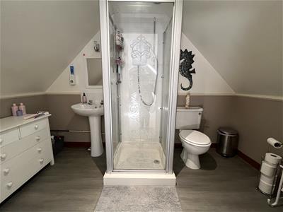 EN-SUITE SHOWER ROOM